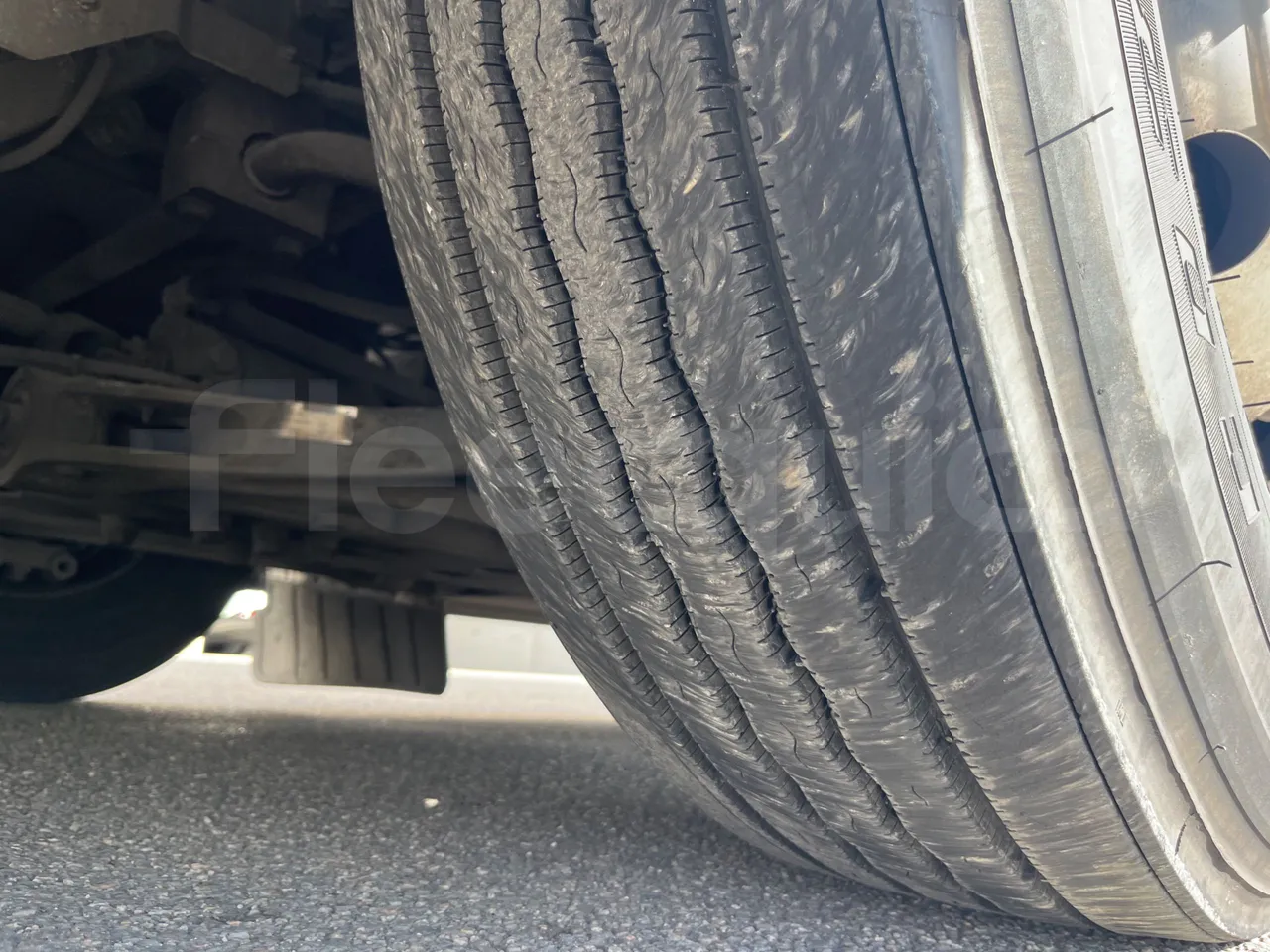 Iveco Magelys SFR2XX - Euro6 - 294kW - 12.830mt - rear left tire photo