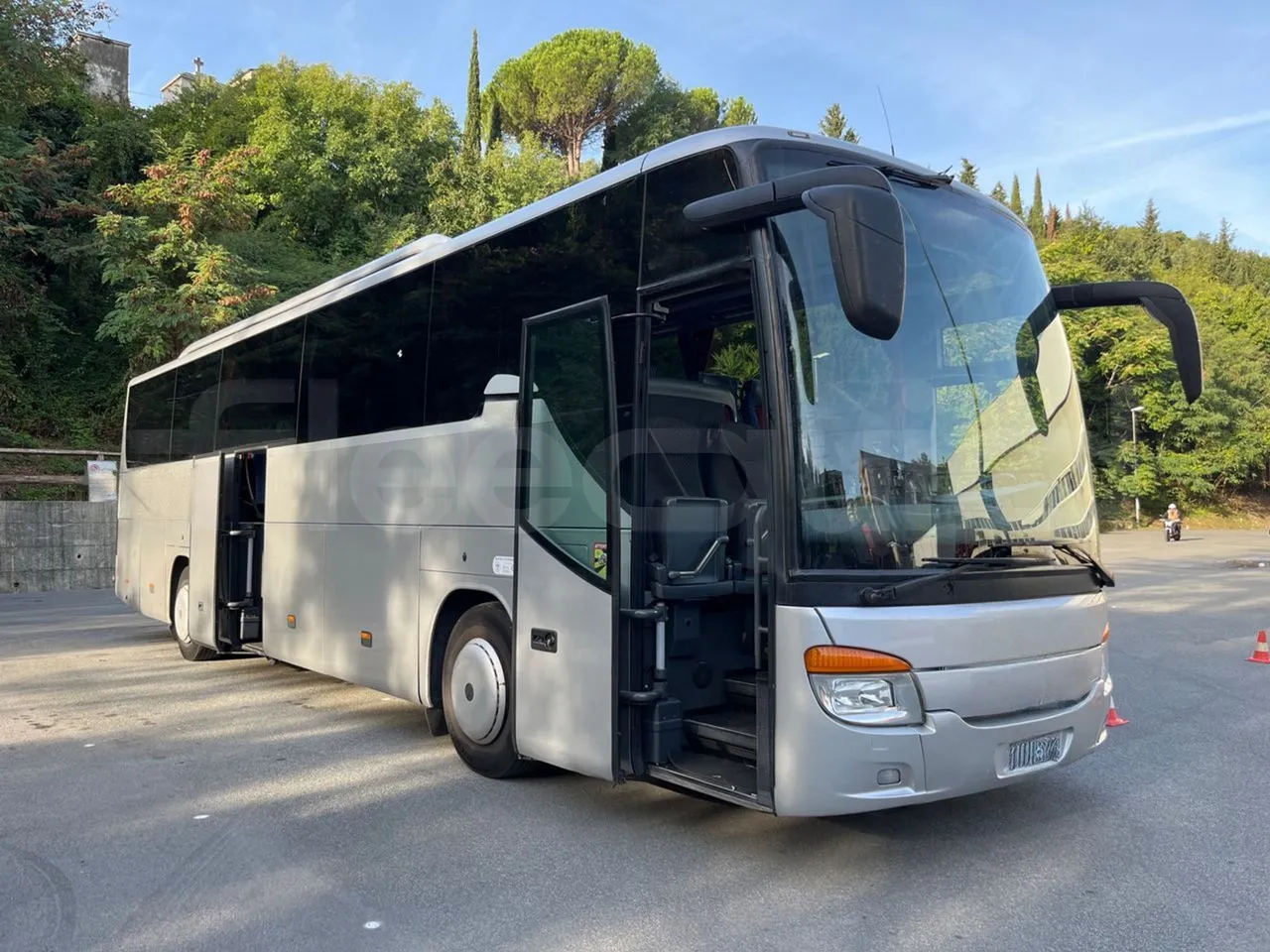 Setra S415 HD - EUR5 - 315kW - 12.2m - 3/4 right front doors open