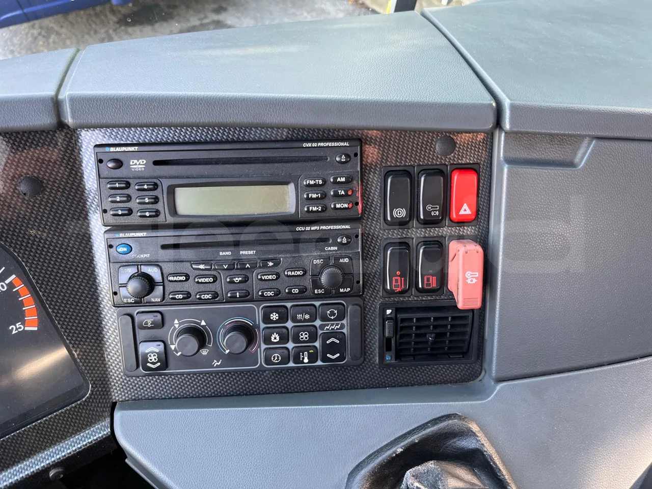 Setra S415 HD - EUR5 - 315kW - 12.2m - radio accessories photo