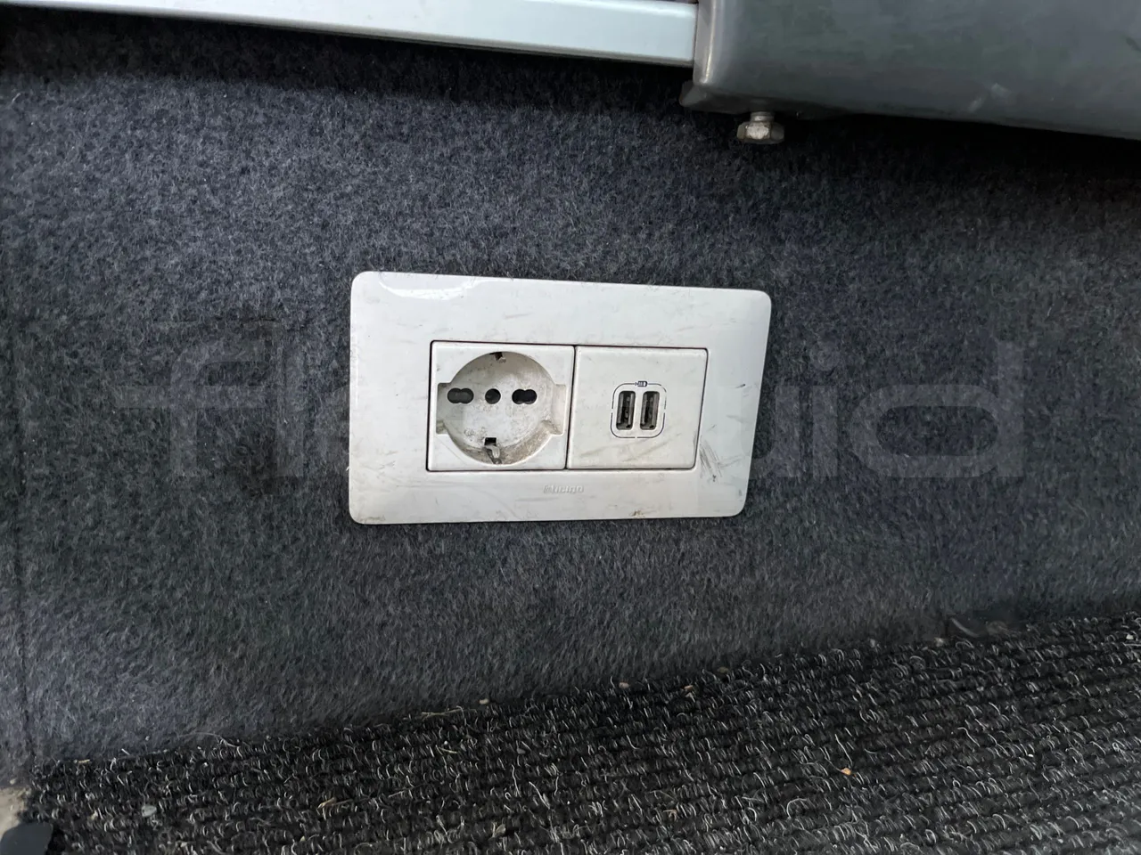 Setra S415 HD - EUR5 - 315kW - 12.2m - usb charging detail