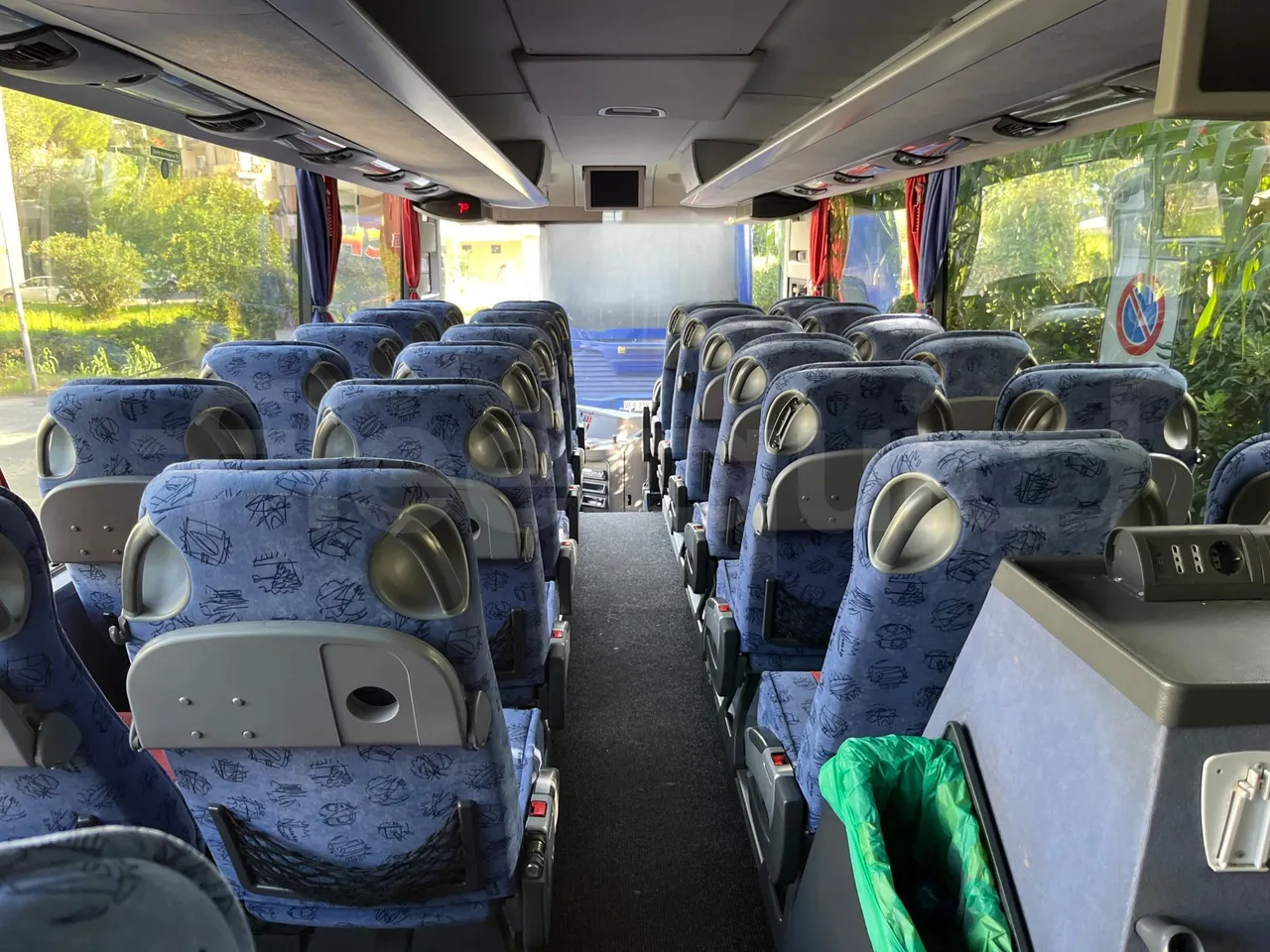 Setra S415 HD - EUR5 - 315kW - 12.2m - forward view middle aisle
