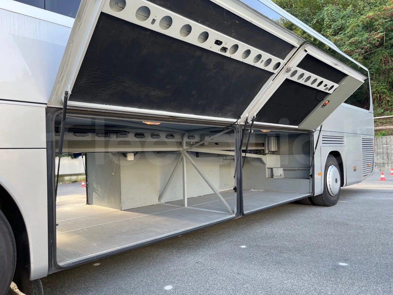 Setra S415 HD - EUR5 - 315kW - 12.2m - internal frame rust check