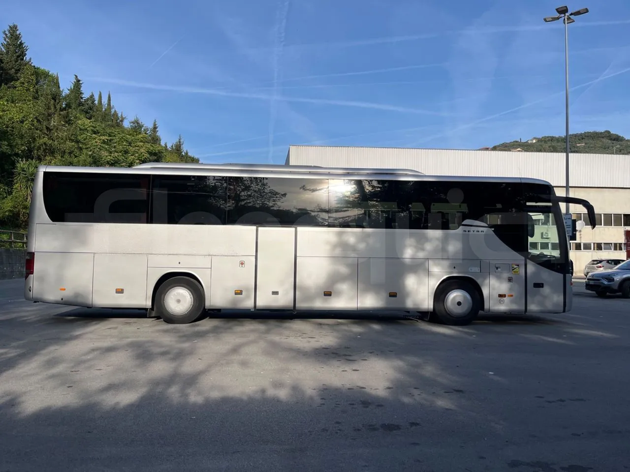 Setra S415 HD - EUR5 - 315kW - 12.2m - right side doors closed