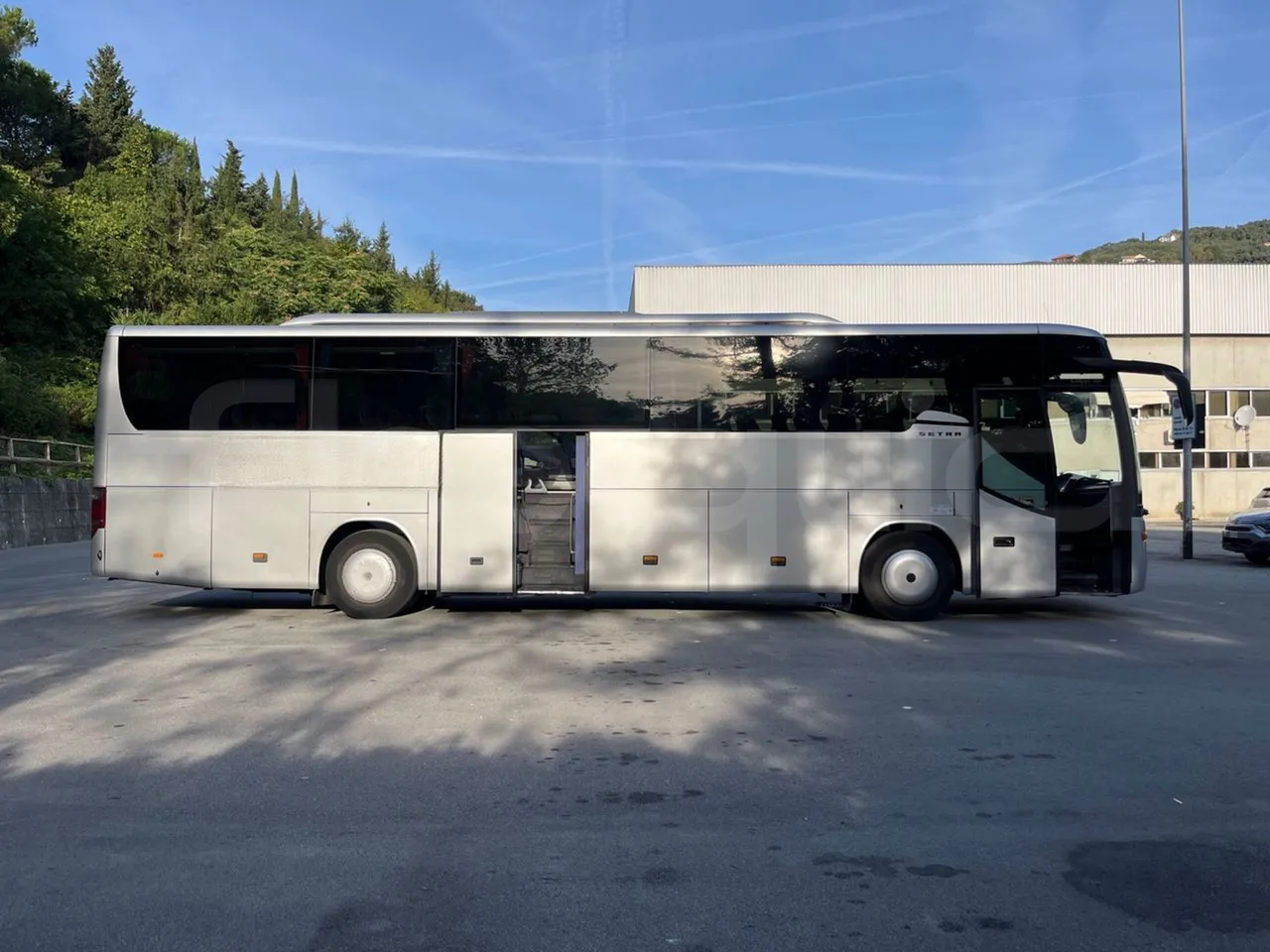 Setra S415 HD - EUR5 - 315kW - 12.2m - right side doors open