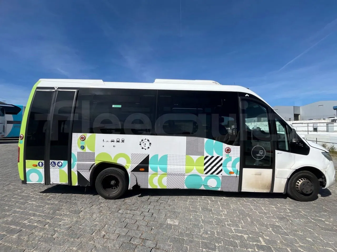 Mercedes-Benz Sprinter - Right Side