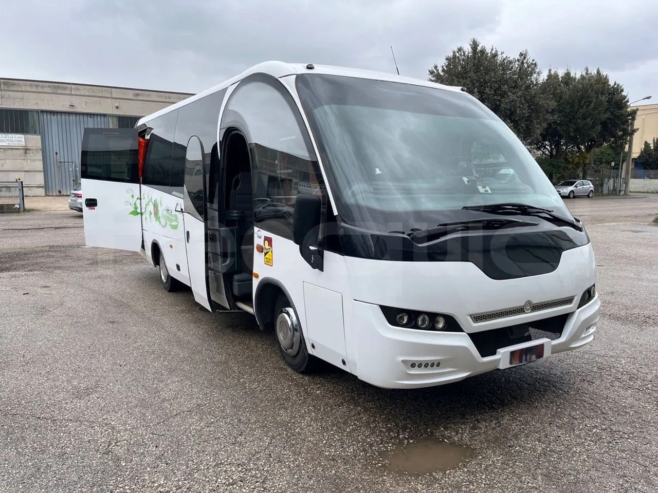 Iveco Mago2 M2IV - Euro6 - 162kW - 8.850mt - 3/4 right front doors open