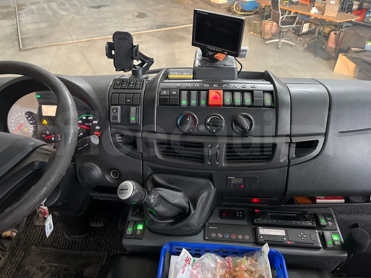 Iveco Mago2 M2IV - Euro6 - 162kW - 8.850mt - radio accessories photo