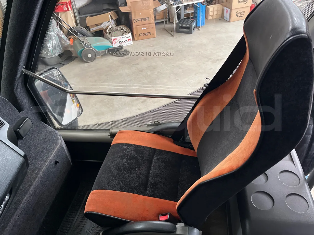 Iveco Mago2 M2IV - Euro6 - 162kW - 8.850mt - roof hatch 3