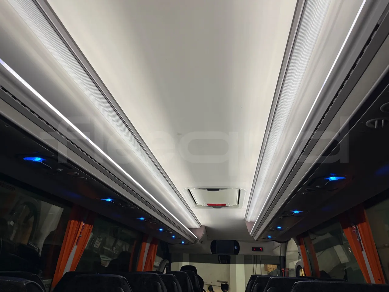 Iveco Mago2 M2IV - Euro6 - 162kW - 8.850mt - overhead compartments photo