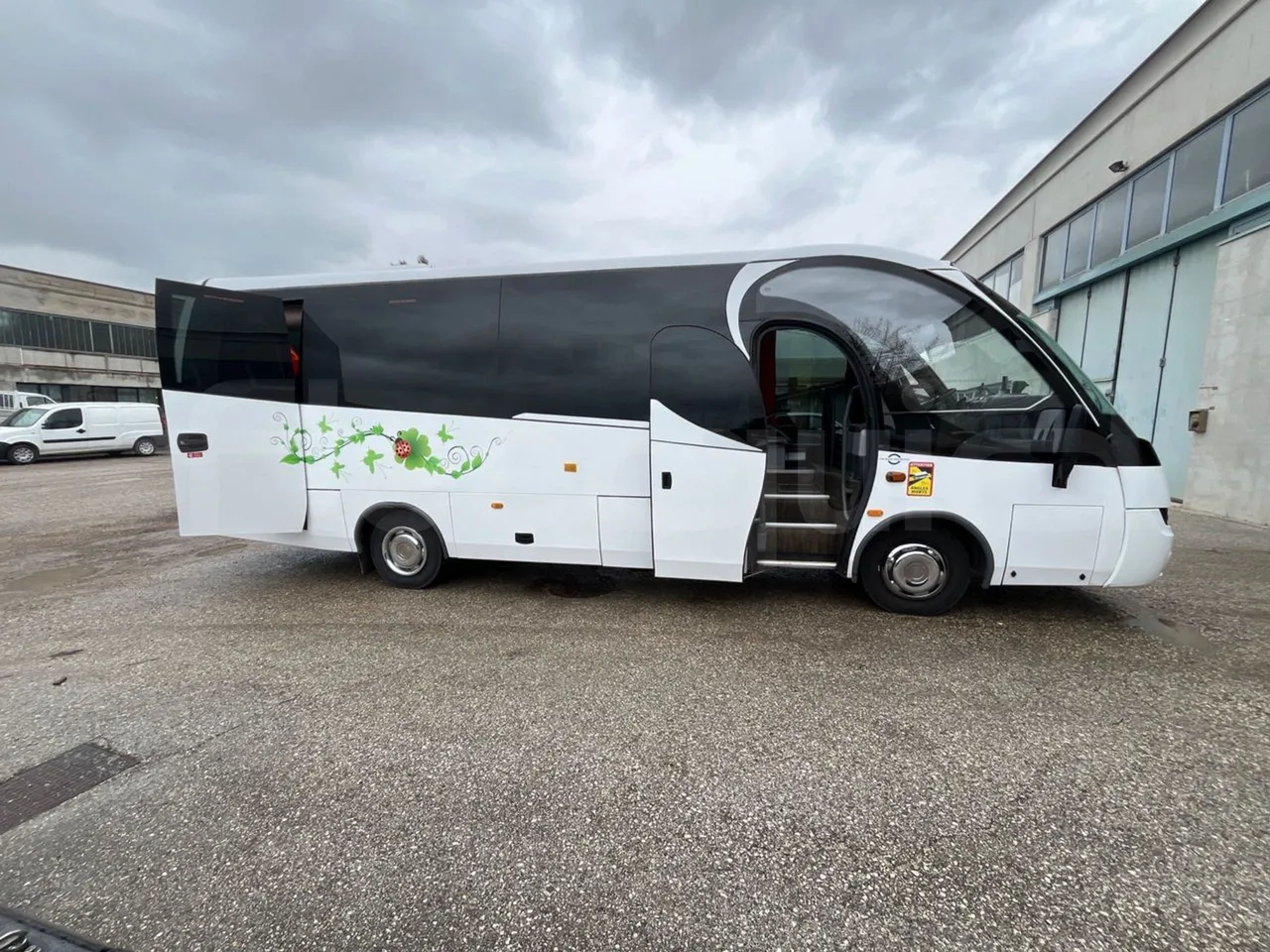 Iveco Mago2 M2IV - Euro6 - 162kW - 8.850mt - right side doors open