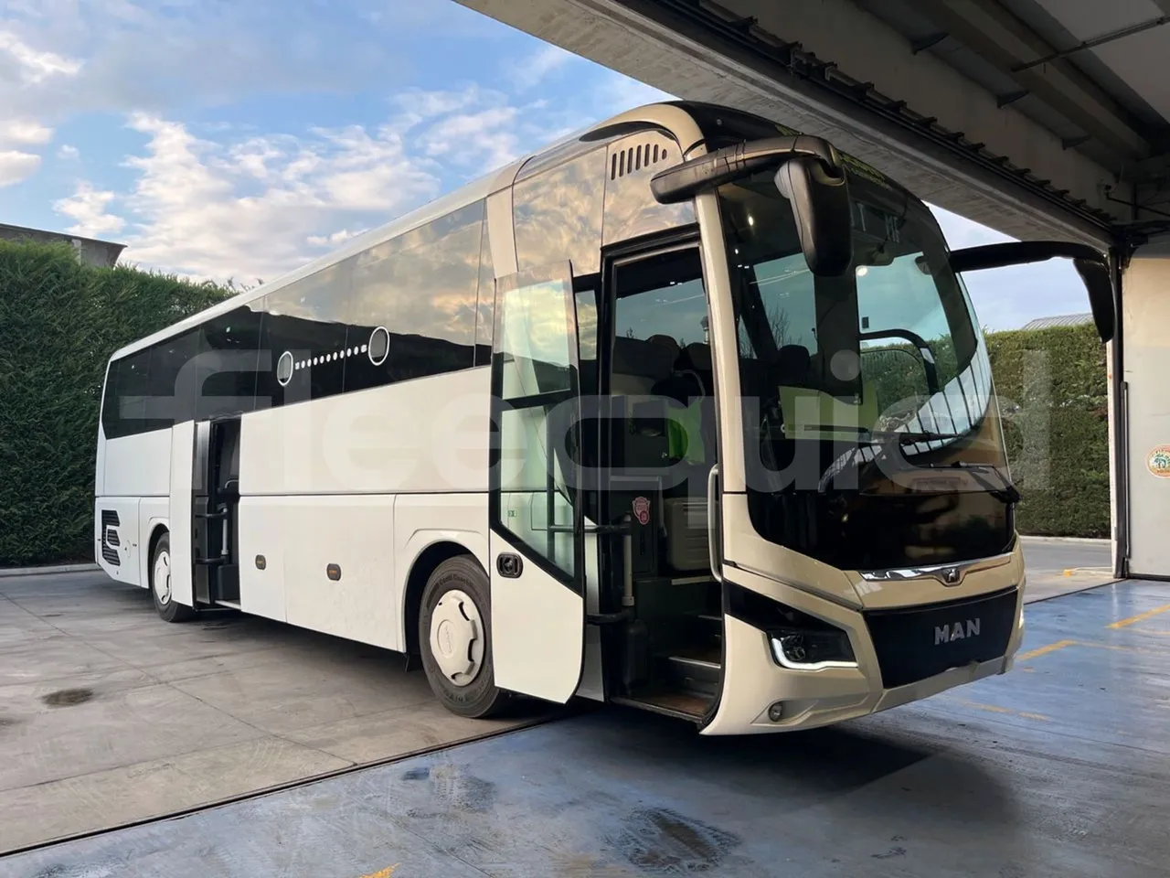 Man Lion's Coach B200746006 - EUR6  - 309kW - 12.101m - 3/4 right front doors open