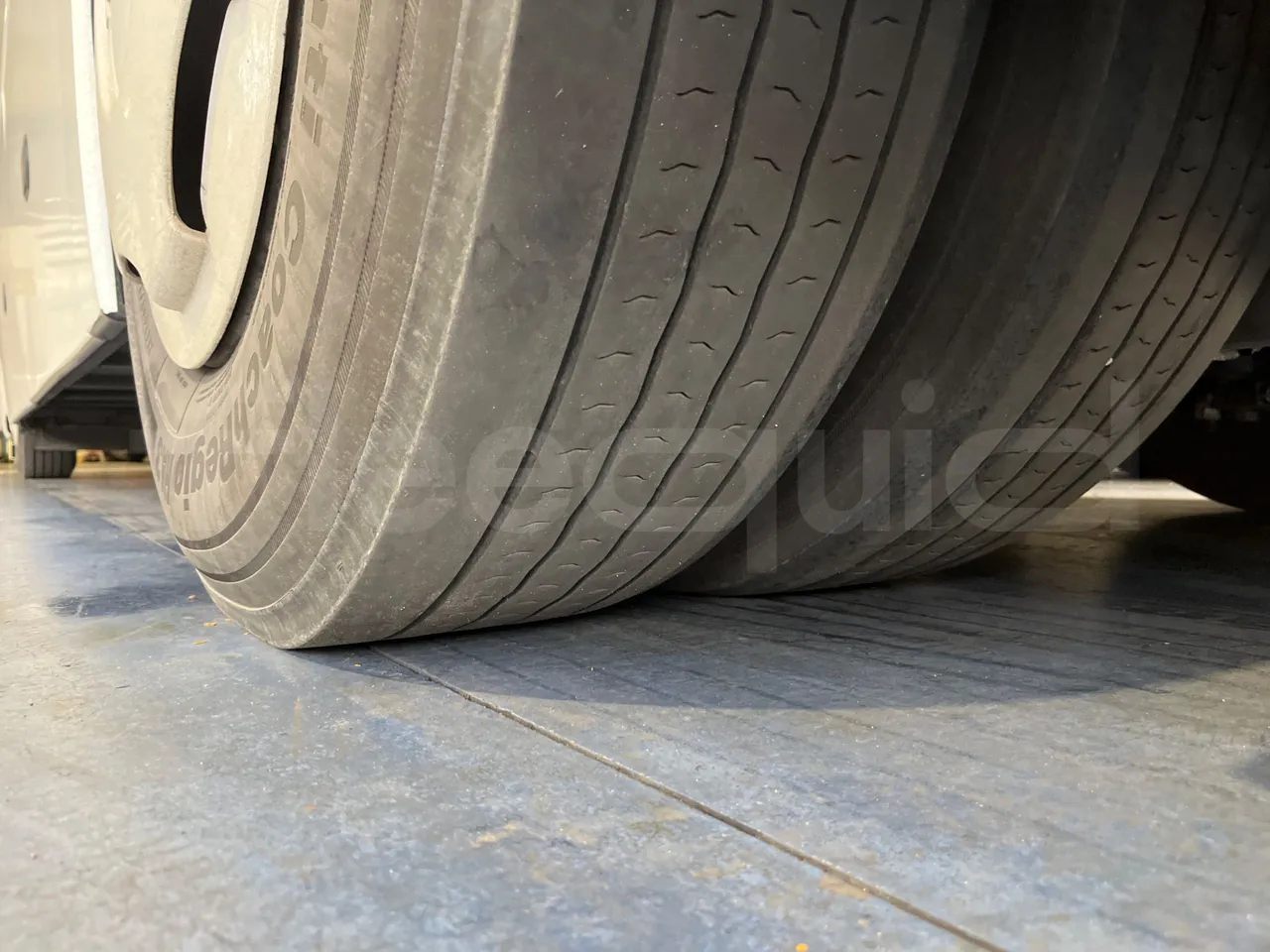Man Lion's Coach B200746006 - EUR6  - 309kW - 12.101m - tread condition front tires left