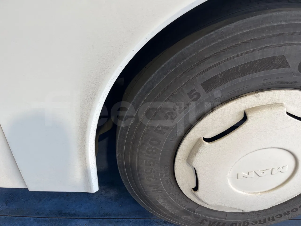 Man Lion's Coach B200746006 - EUR6  - 309kW - 12.101m - tread condition front tires right