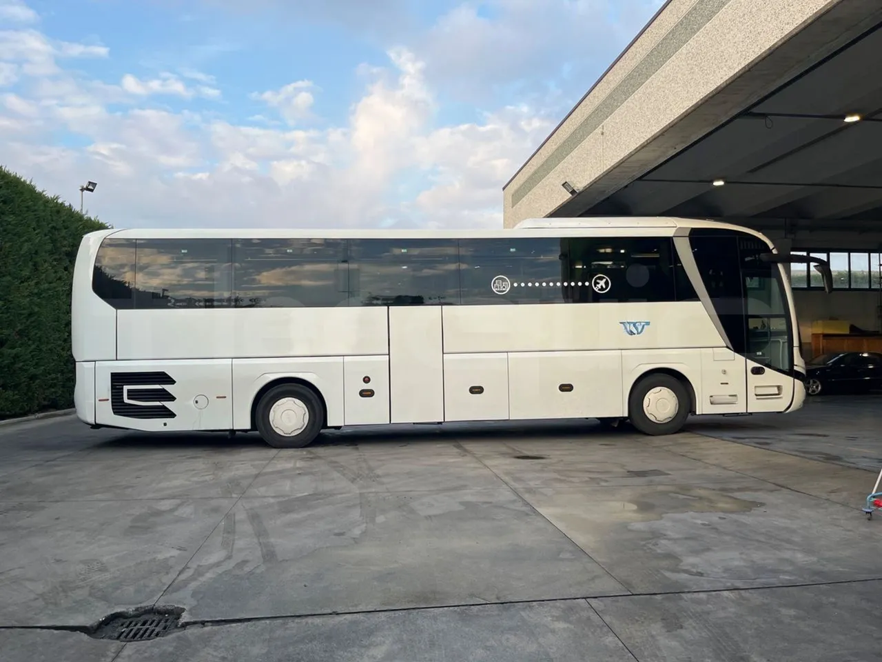 Man Lion's Coach B200746006 - EUR6  - 309kW - 12.101m - right side doors closed