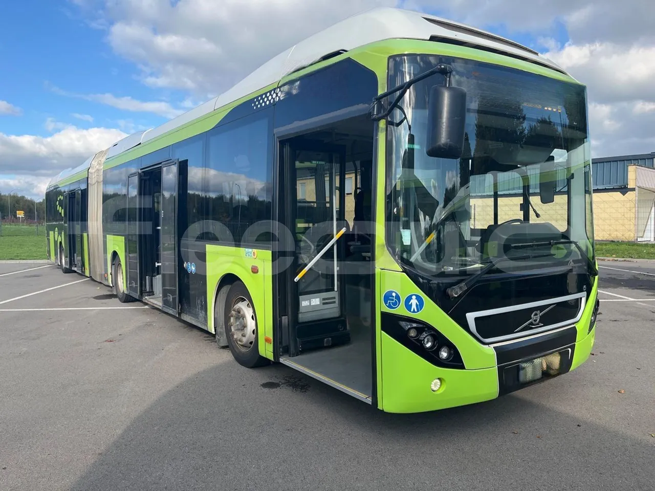 Volvo G891H L291LH24J8100 / Euro 6 - 177 Kw - 18.750 Mt - 3/4 right front doors open