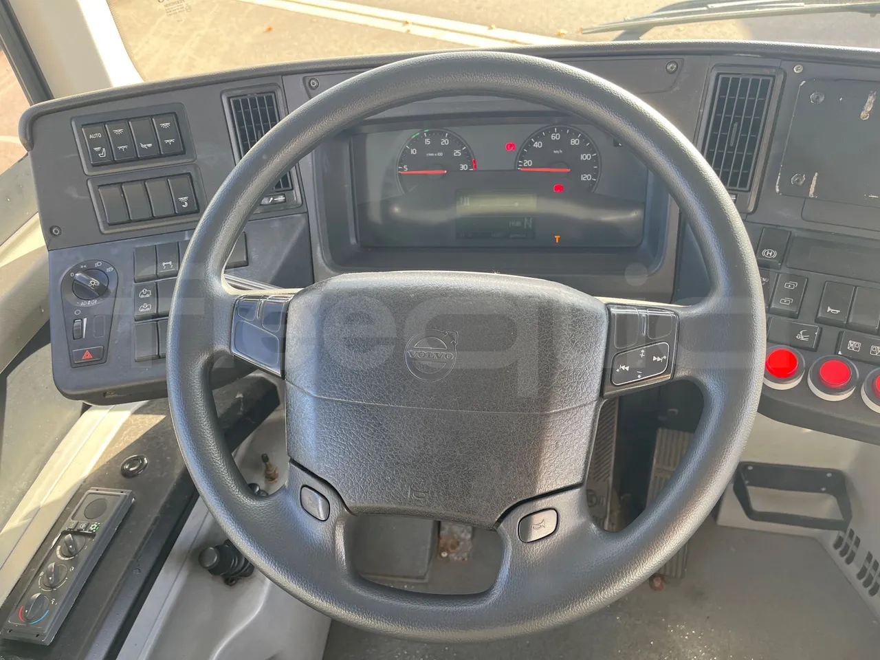 Volvo G891H L291LH24J8100 / Euro 6 - 177 Kw - 18.750 Mt - steering wheel photo