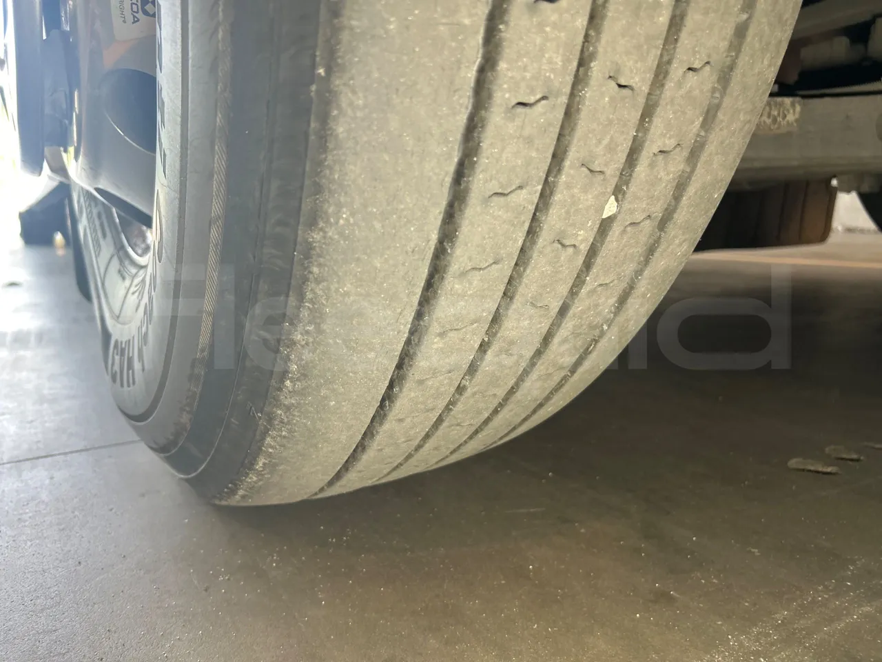 Iveco Magelys 5FR210 - tread condition front tires right