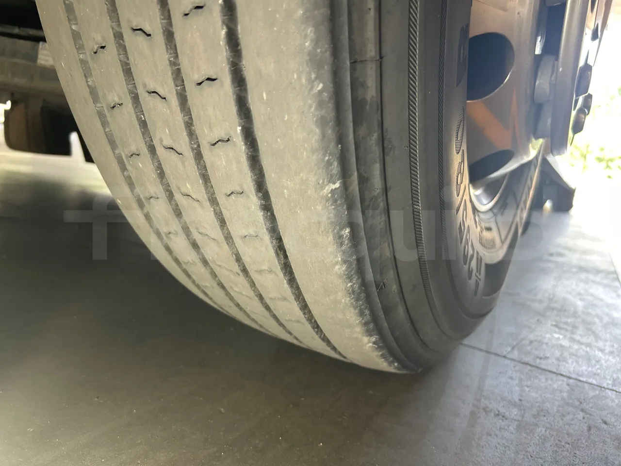 Iveco Magelys 5FR210 - tread condition second axle tires left