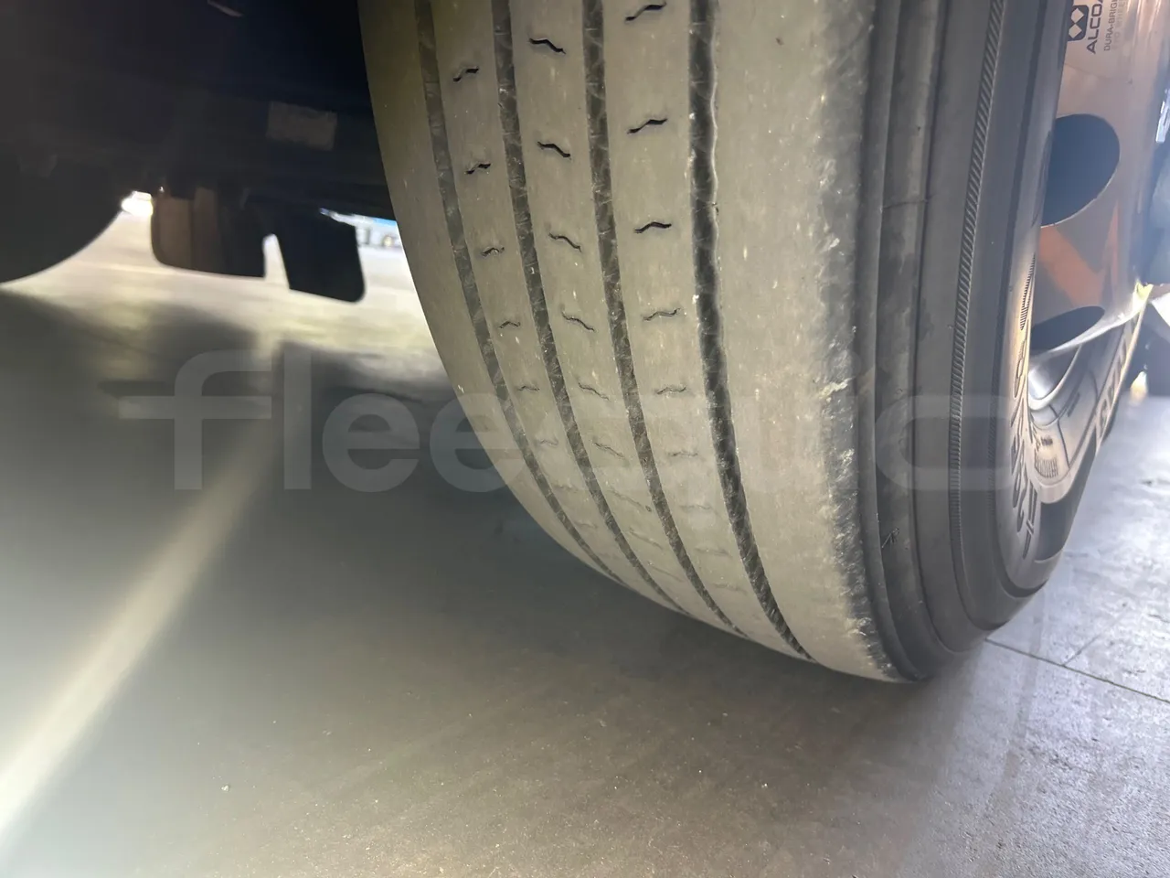 Iveco Magelys 5FR210 - tread condition third axle tires left