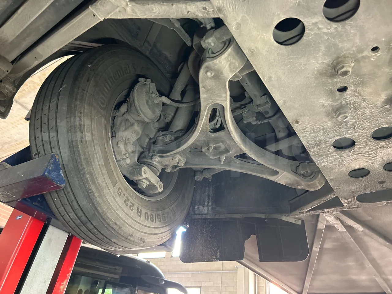 Iveco Magelys 5FR210 - front axle right side