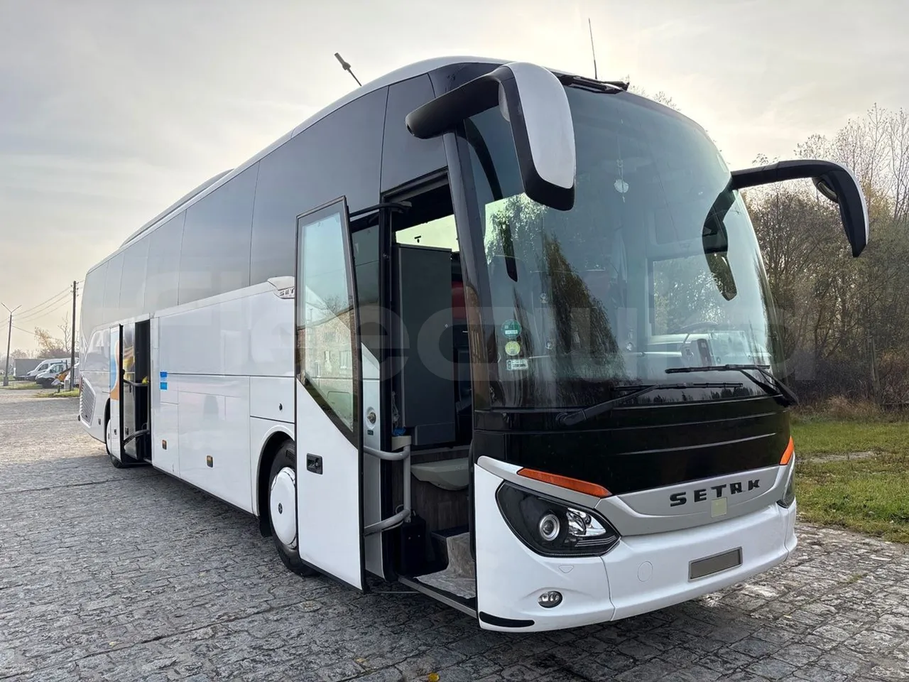 Setra S516 HD/2  - Euro6 - 315kW - 13.120mt - 3/4 right front doors open