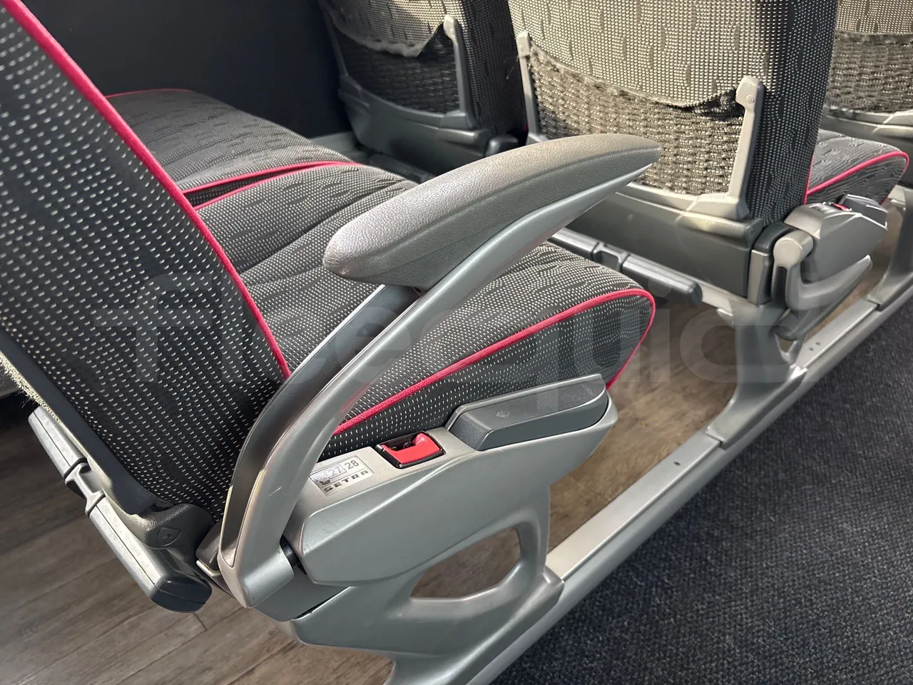 Setra S516 HD/2  - Euro6 - 315kW - 13.120mt - armrest detail photo