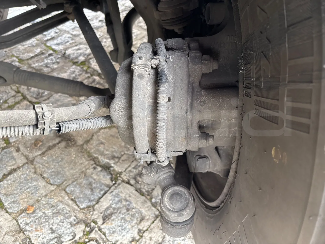 Setra S516 HD/2  - Euro6 - 315kW - 13.120mt - front brake calipers left