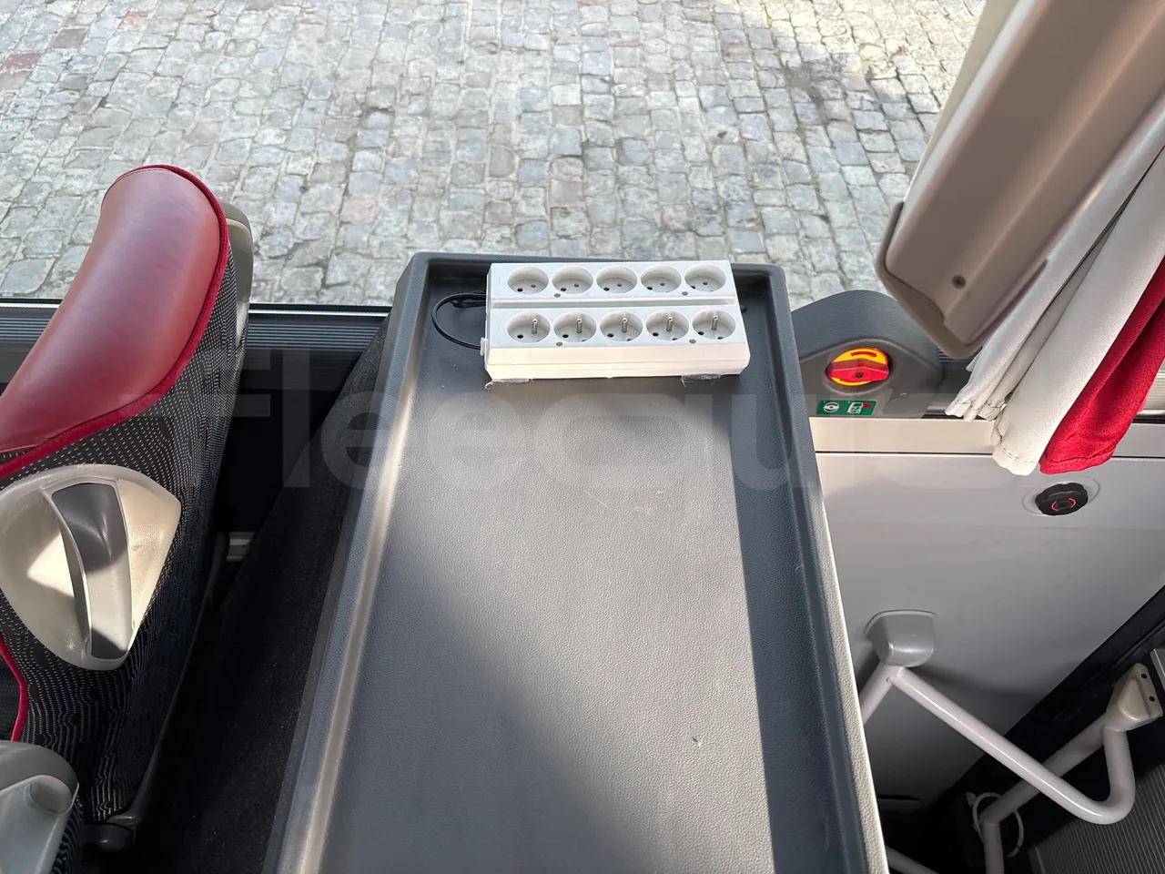 Setra S516 HD/2  - Euro6 - 315kW - 13.120mt - power outlets detail