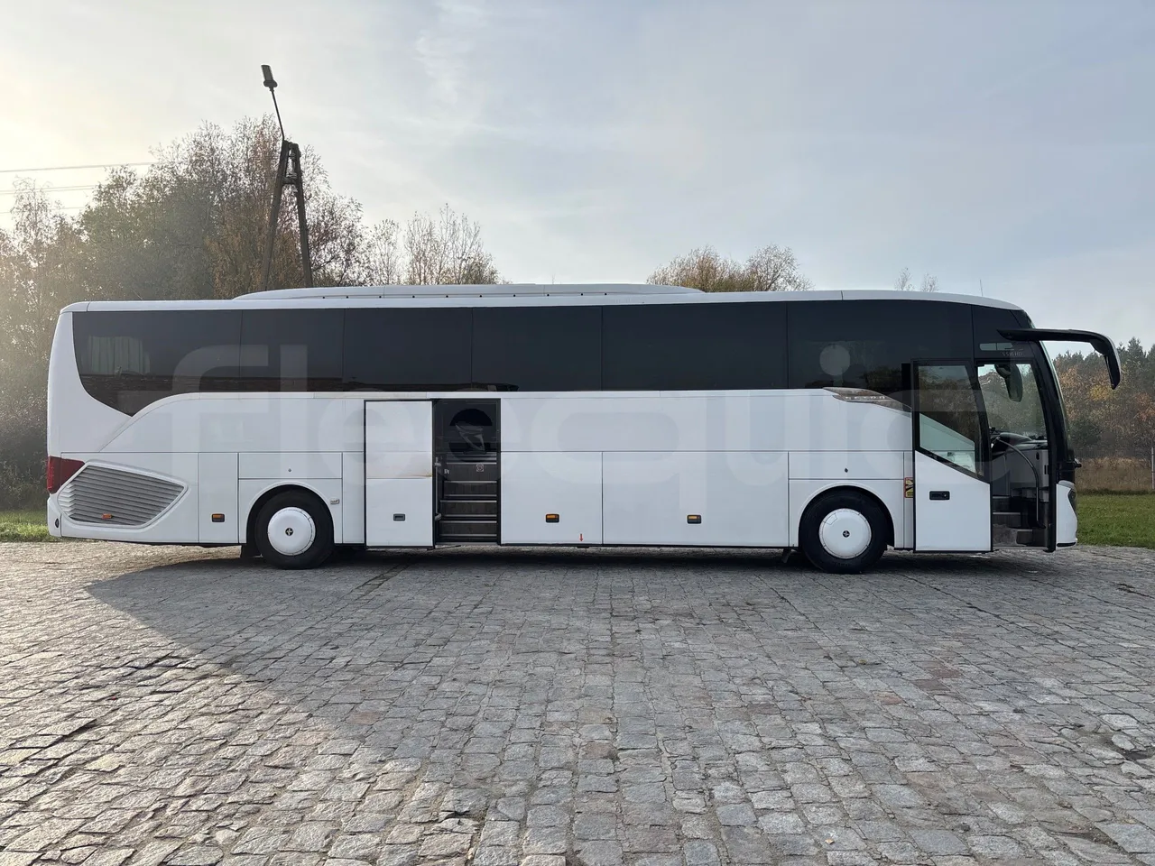 Setra S516 HD/2  - Euro6 - 315kW - 13.120mt - right side doors open