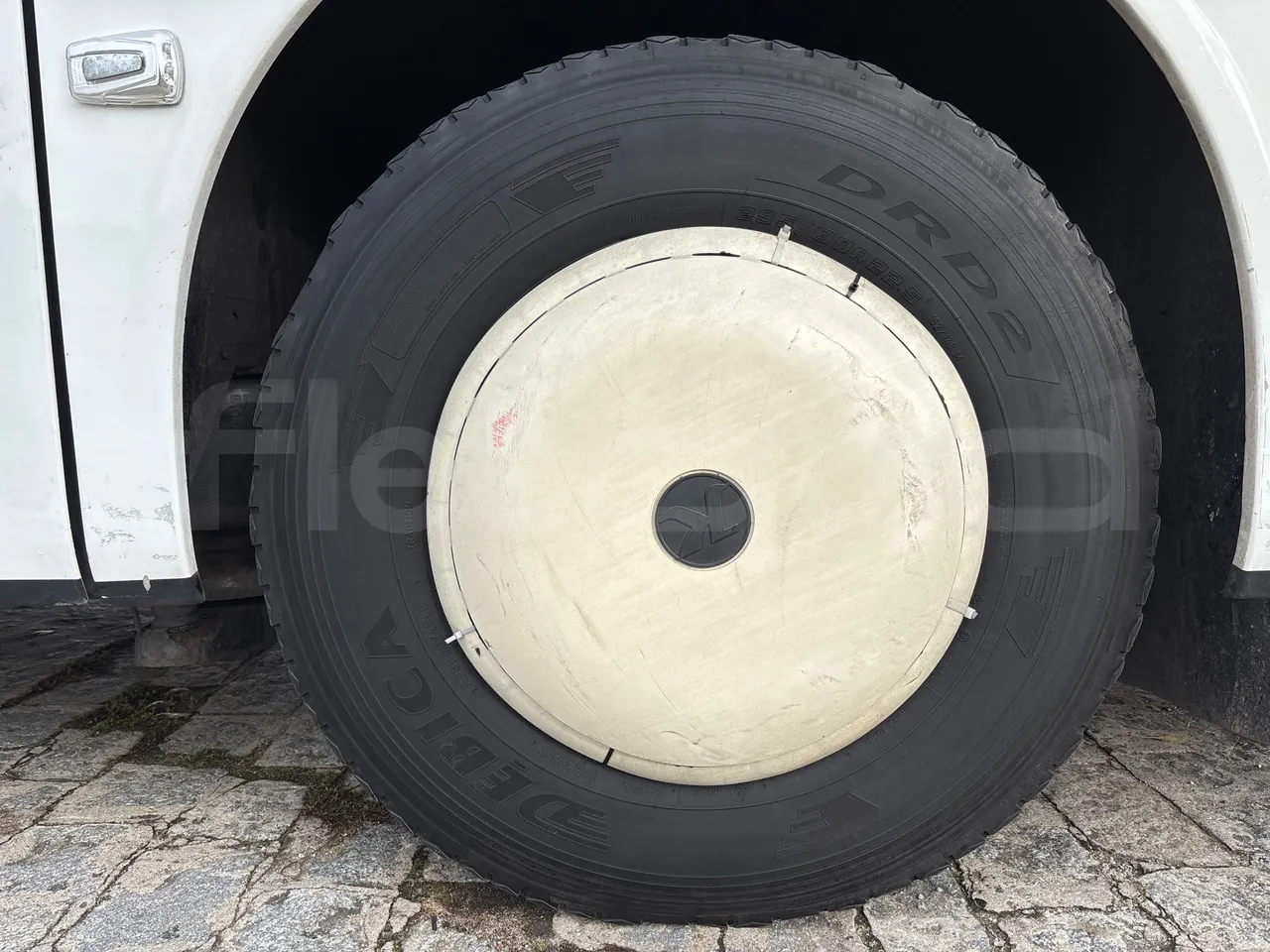 Setra S516 HD/2  - Euro6 - 315kW - 13.120mt - rear left tire photo