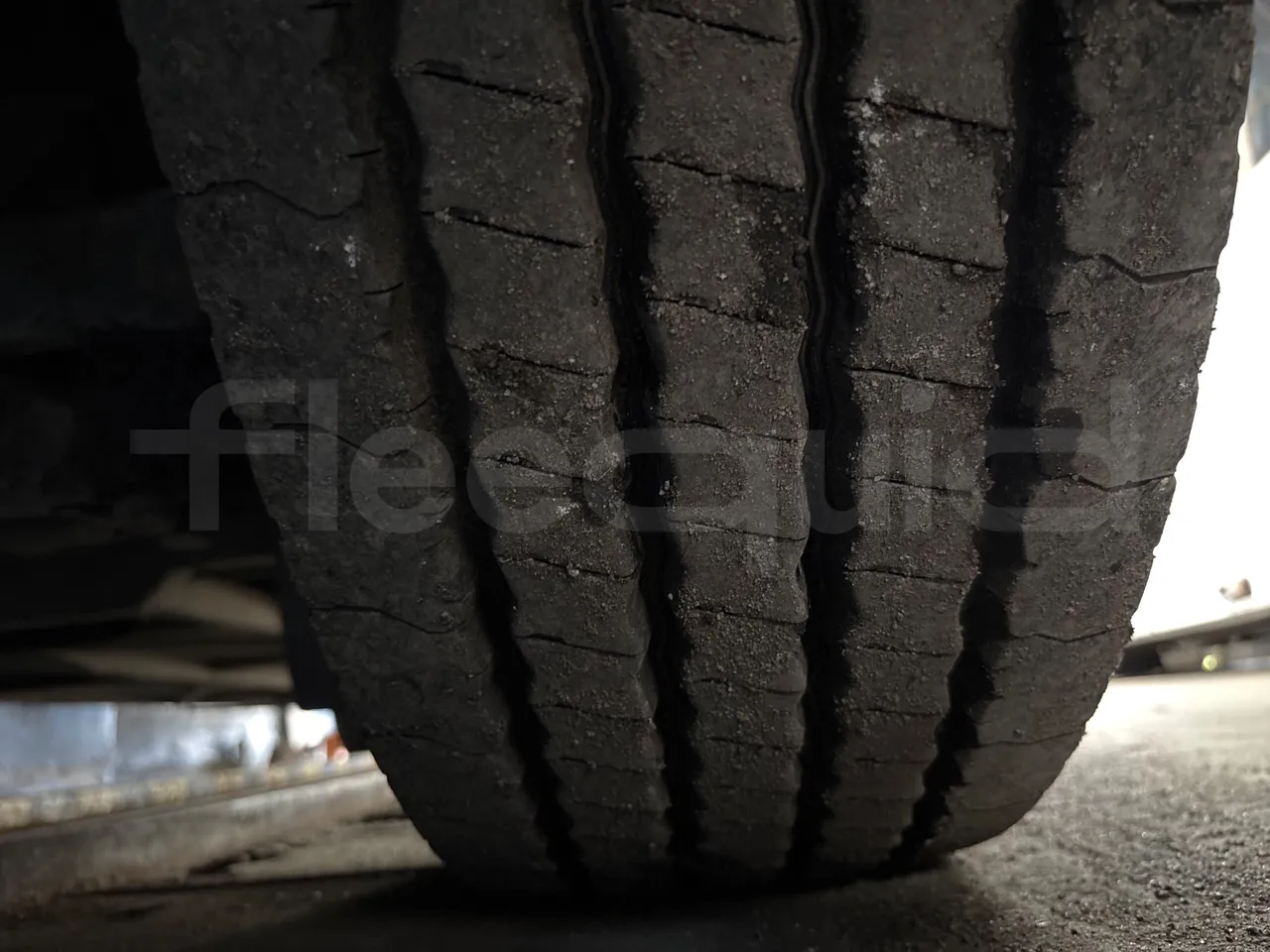 Setra S315 UL-EUR2-12m-185Kw - tread condition front tires left