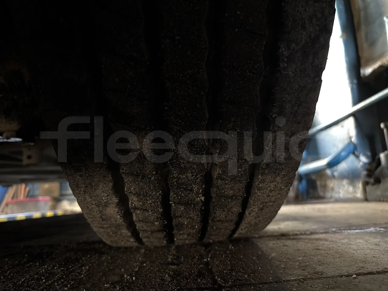 Setra S315 UL-EUR2-12m-185Kw - tread condition front tires right