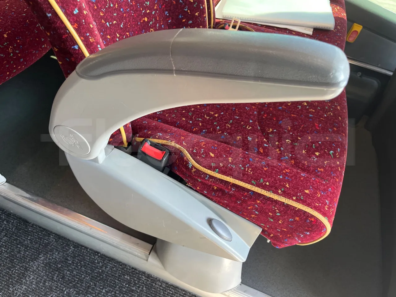Scania 114B4X2 K114B4X2 - Euro3 - 280 kW - 12.920mt - armrest detail photo