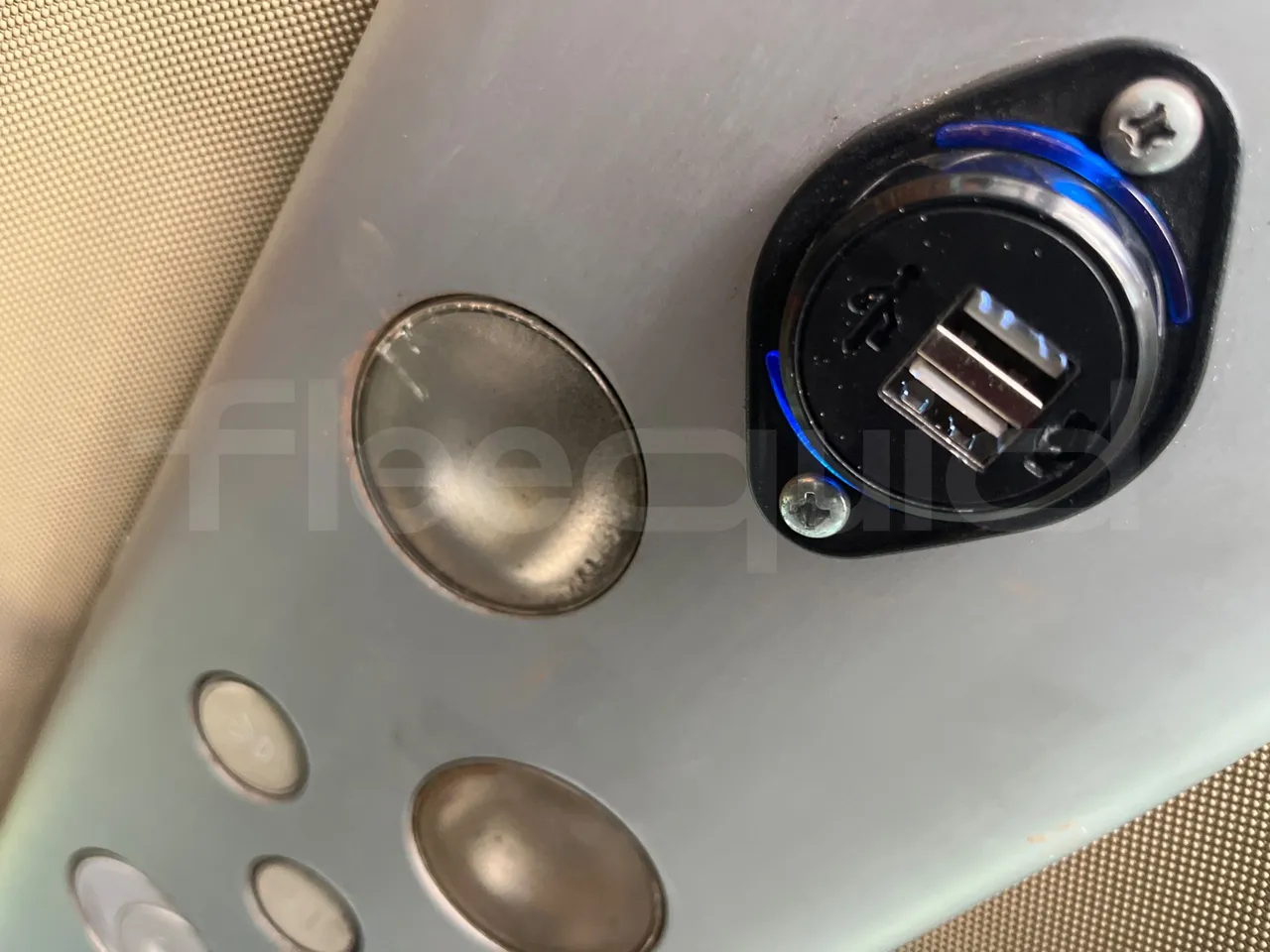 Scania 114B4X2 K114B4X2 - Euro3 - 280 kW - 12.920mt - usb charging detail