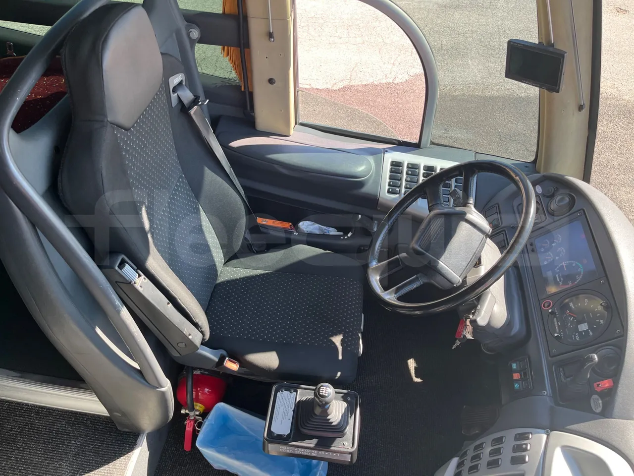 Scania 114B4X2 K114B4X2 - Euro3 - 280 kW - 12.920mt - driver's seat photo