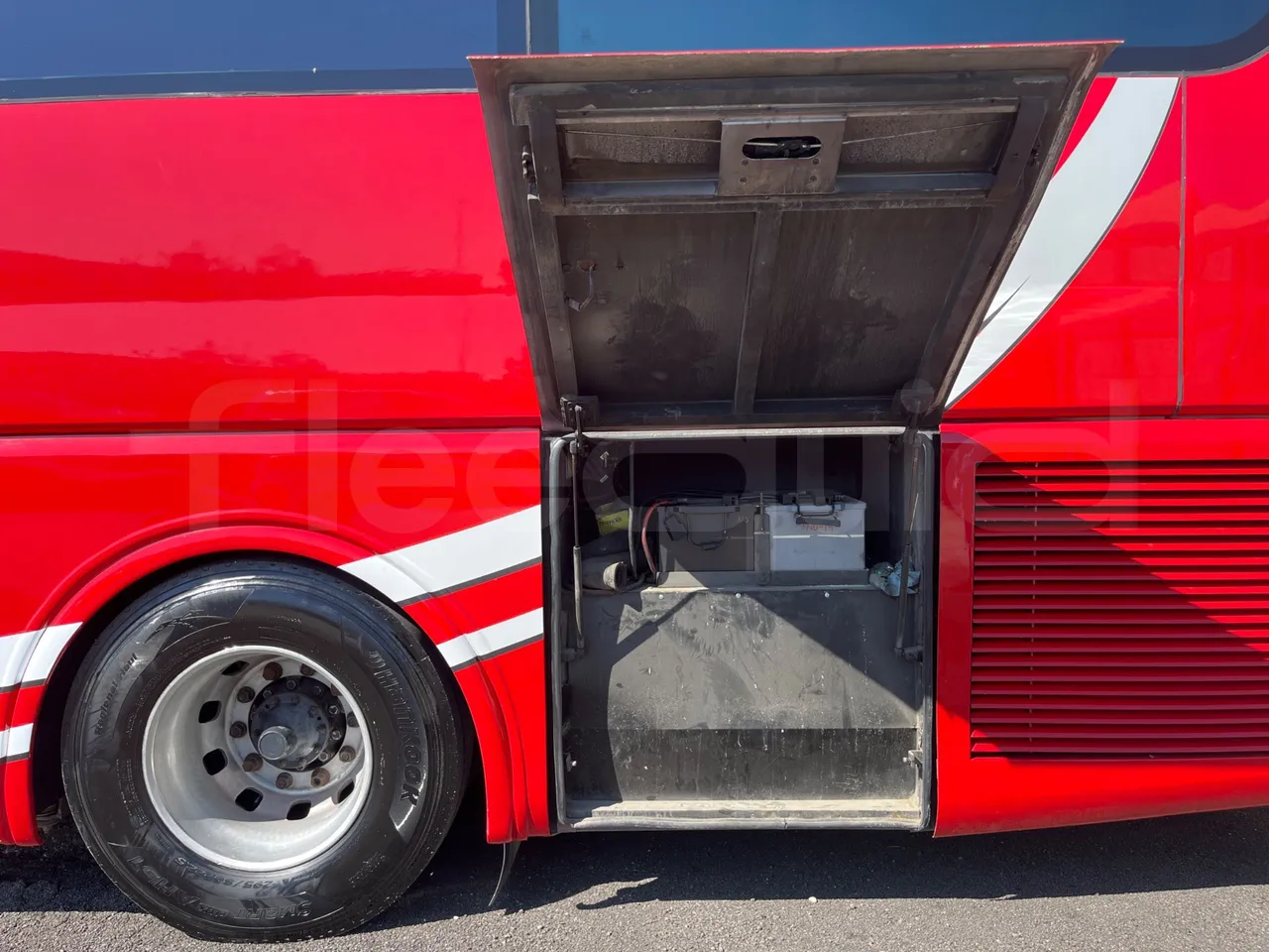 Scania 114B4X2 K114B4X2 - Euro3 - 280 kW - 12.920mt - external compartments photo