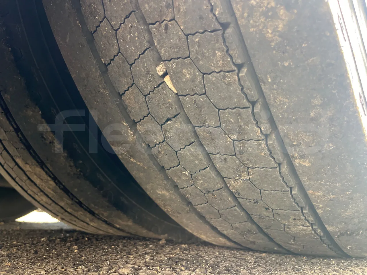 Scania 114B4X2 K114B4X2 - Euro3 - 280 kW - 12.920mt - tread condition front tires left