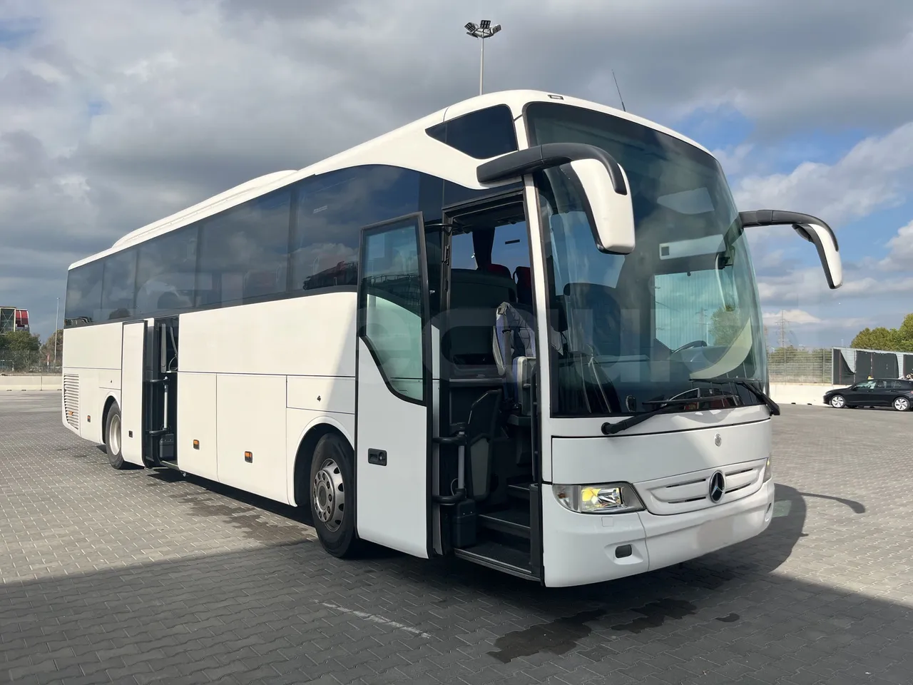 Mercedes-Benz Tourismo - 3/4 Front Right Side Doors Open
