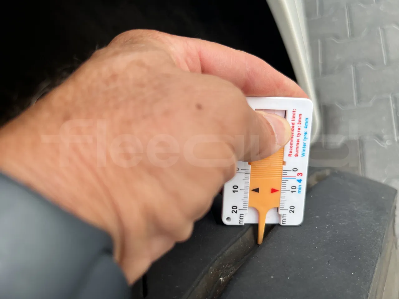 Mercedes-Benz Tourismo - First Axle Left Side: Tyre Thickness