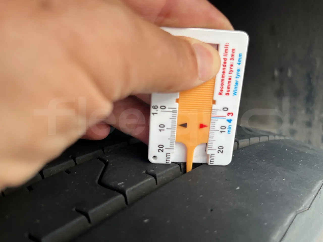 Mercedes-Benz Tourismo - Second Axle Left Side: Tyre Thickness