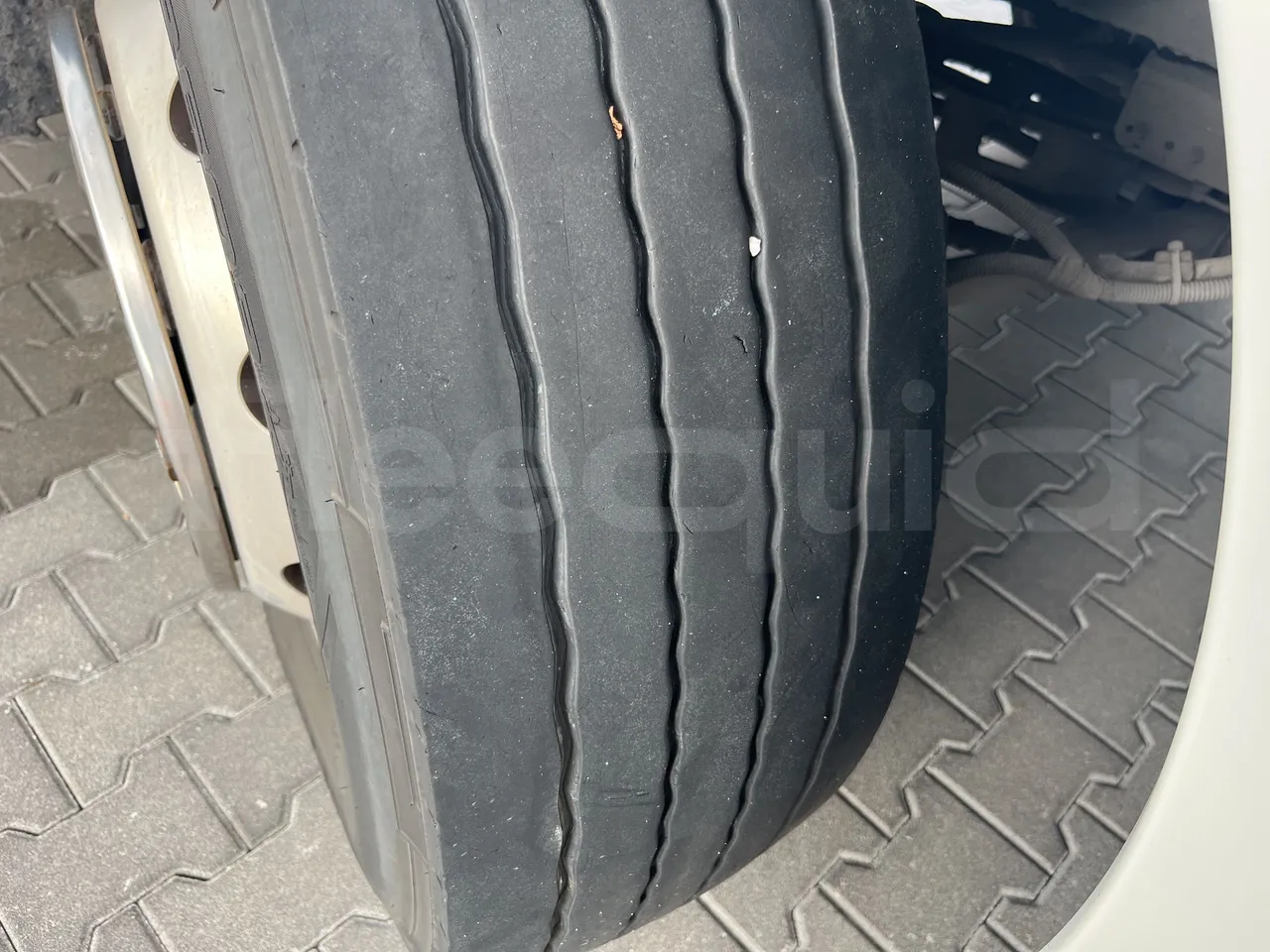 Mercedes-Benz Tourismo - First Axle Right Side: Tyre Tread