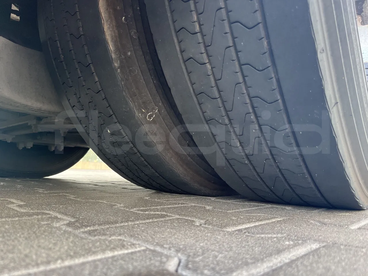 Mercedes-Benz Tourismo - Second Axle Left Side: Tyre Tread