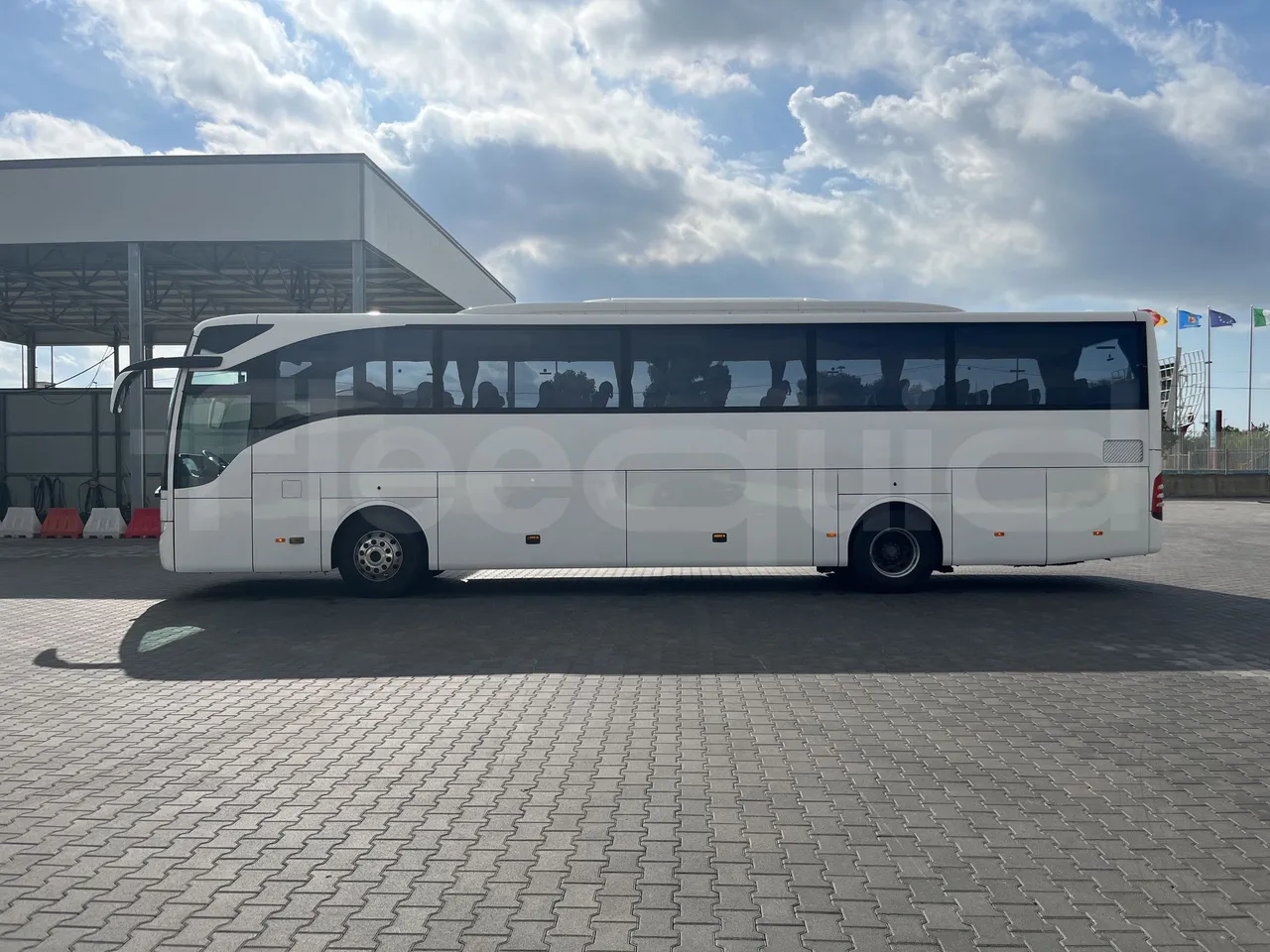 Mercedes-Benz Tourismo - Left Side