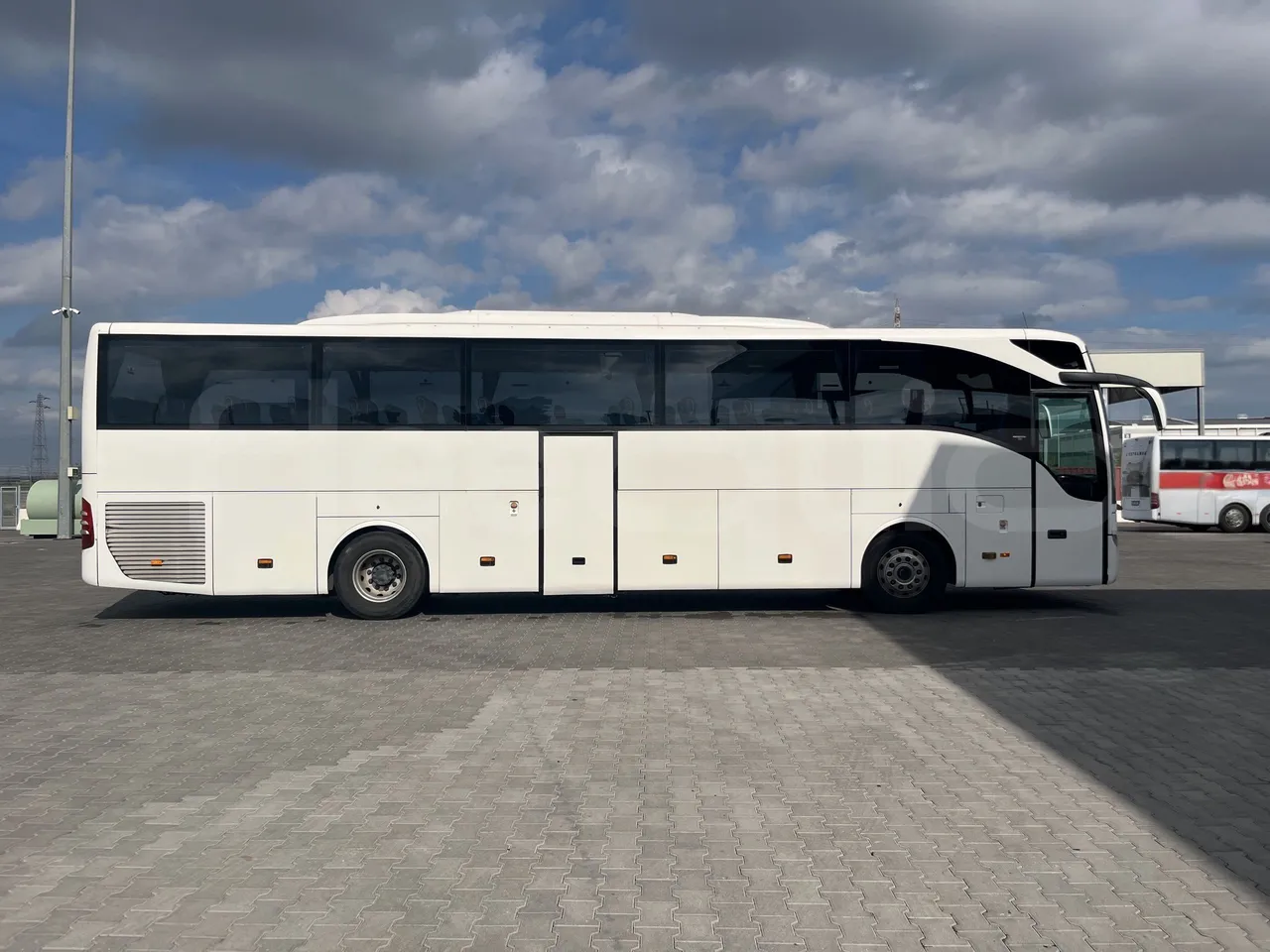 Mercedes-Benz Tourismo - Right Side