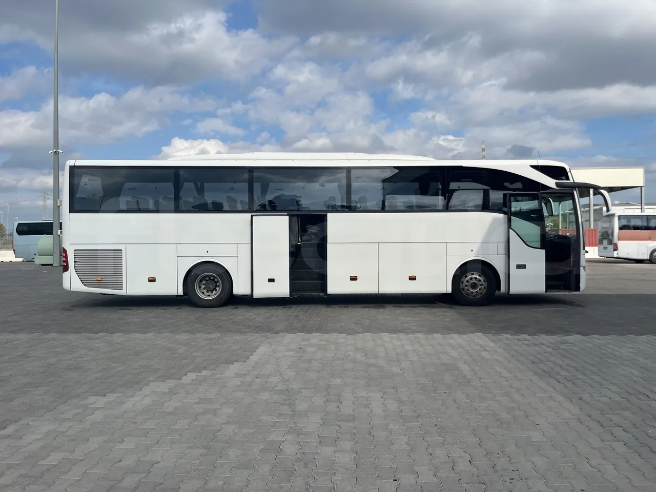 Mercedes-Benz Tourismo - Right Side Doors Open