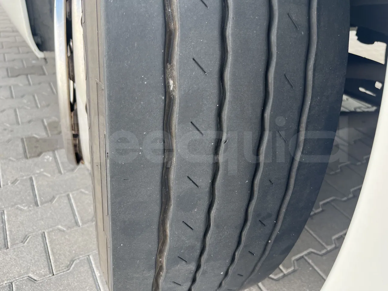 Mercedes-Benz Tourismo - First Axle Left Side: Tyre Tread