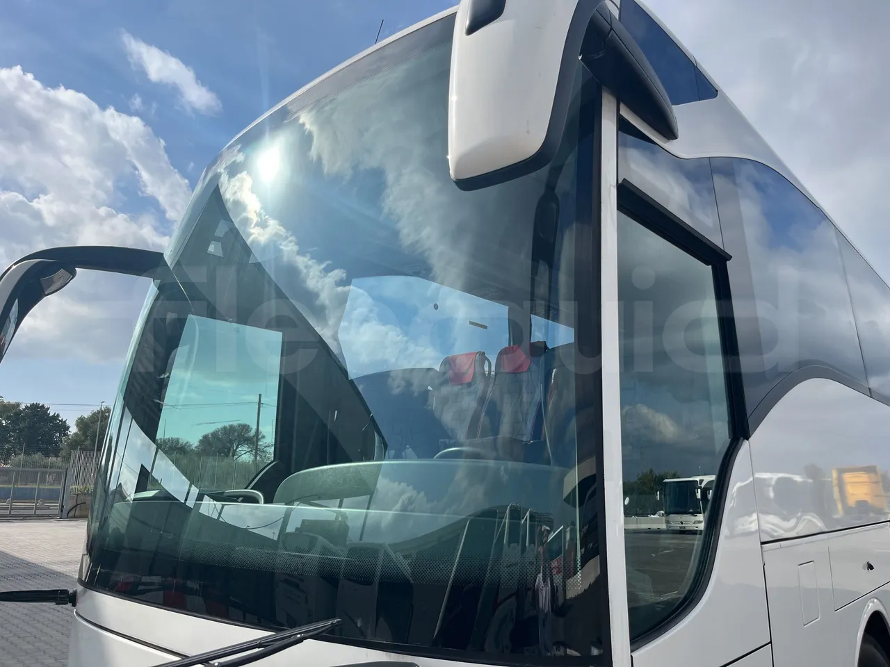 Mercedes-Benz Tourismo - Windscreen From Left Side