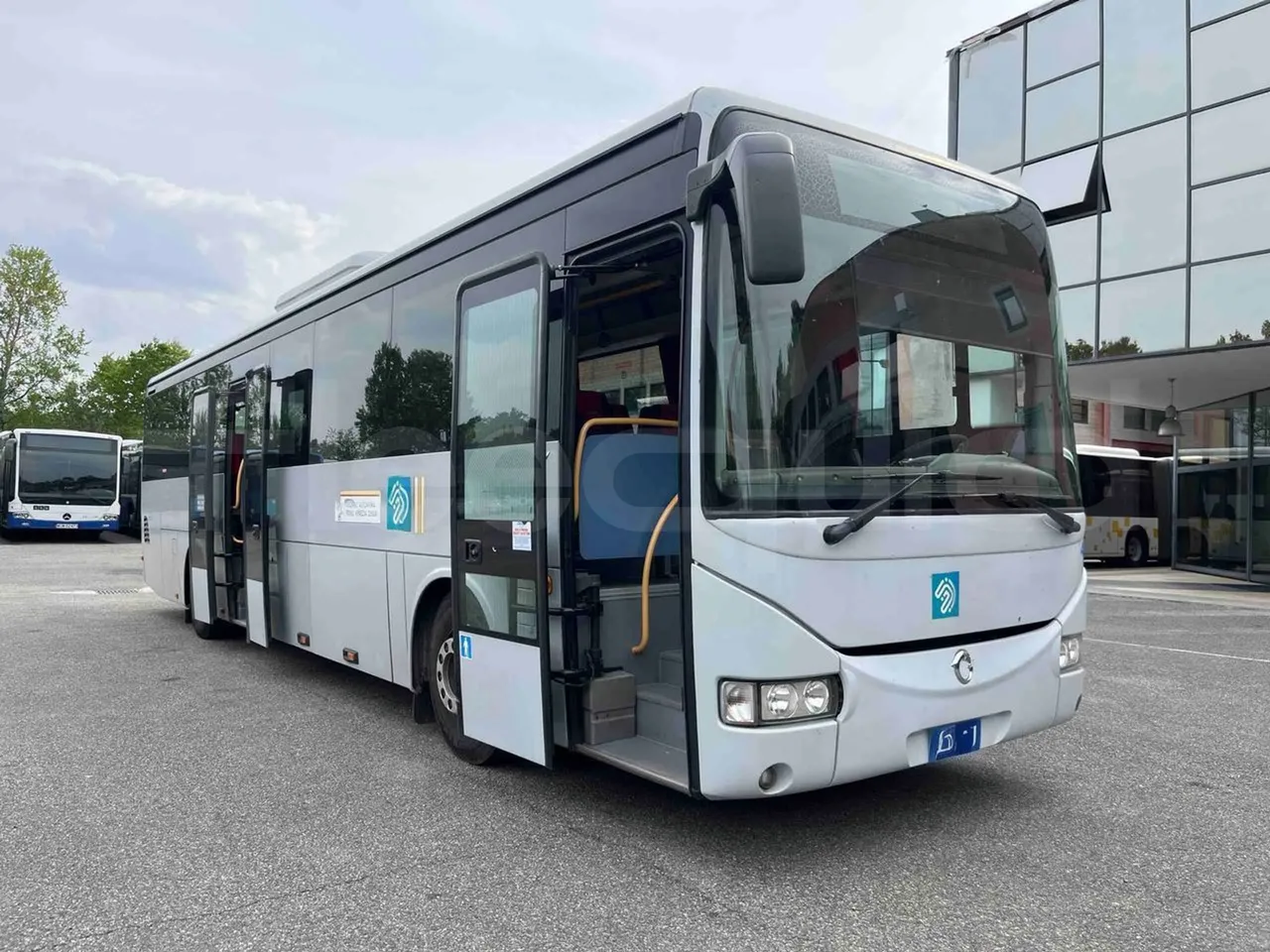 Iveco Crossway SFR160 - Euro5 - 280KW - 11.955mt - 3/4 right front doors open