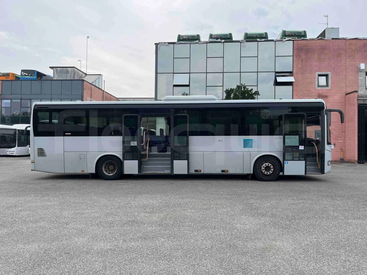 Iveco Crossway SFR160 - Euro5 - 280KW - 11.955mt - right side doors open