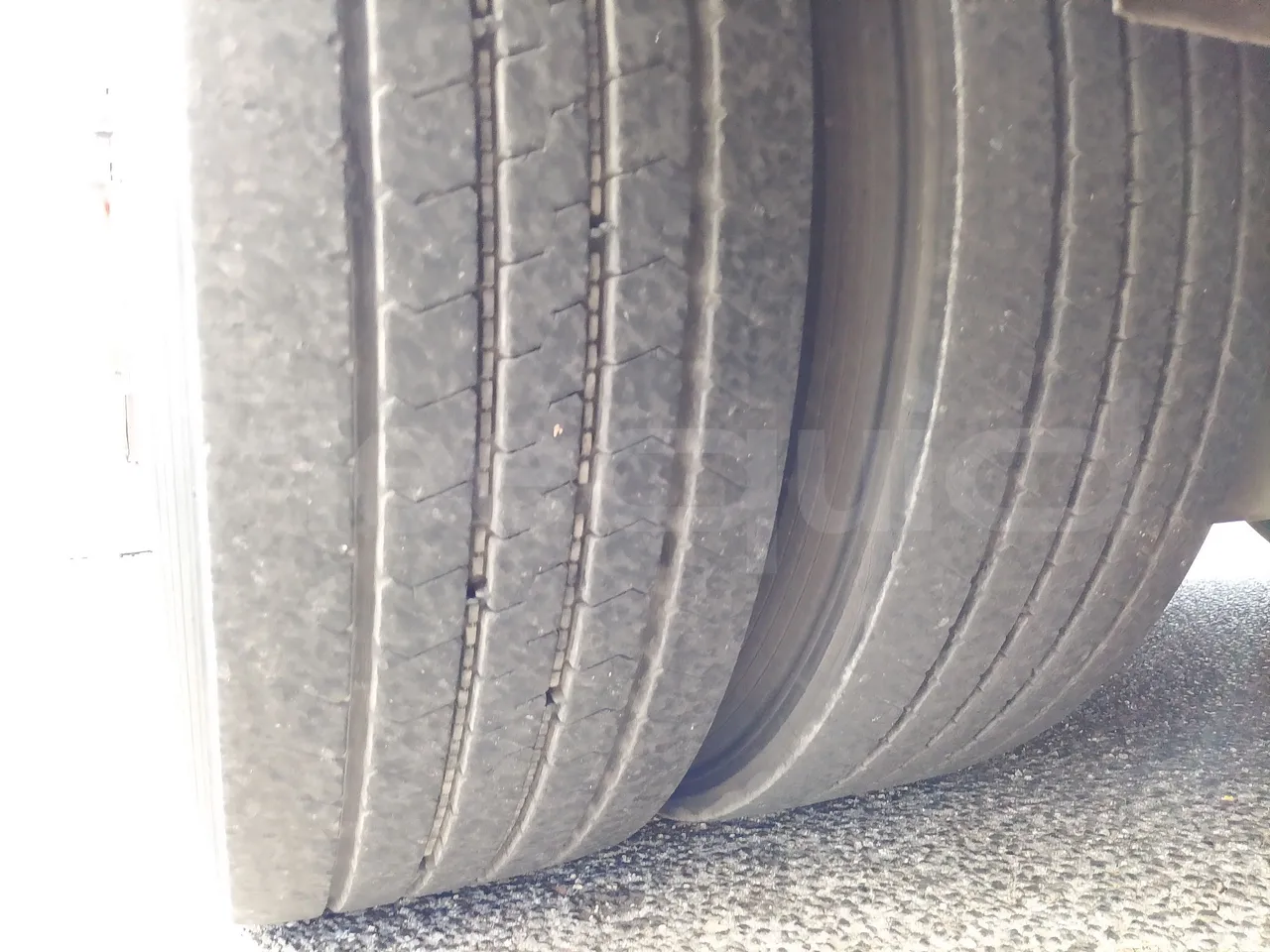 Scania KIB-LIB K124IB - EUR3 - 309kW - 13.752m - tread condition front tires left
